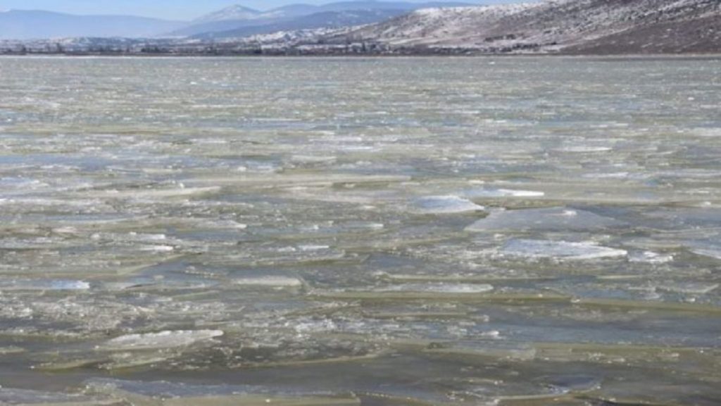 Πάγωσε η λίμνη Πετρών στο δήμο Αμυνταίου (φώτο)
