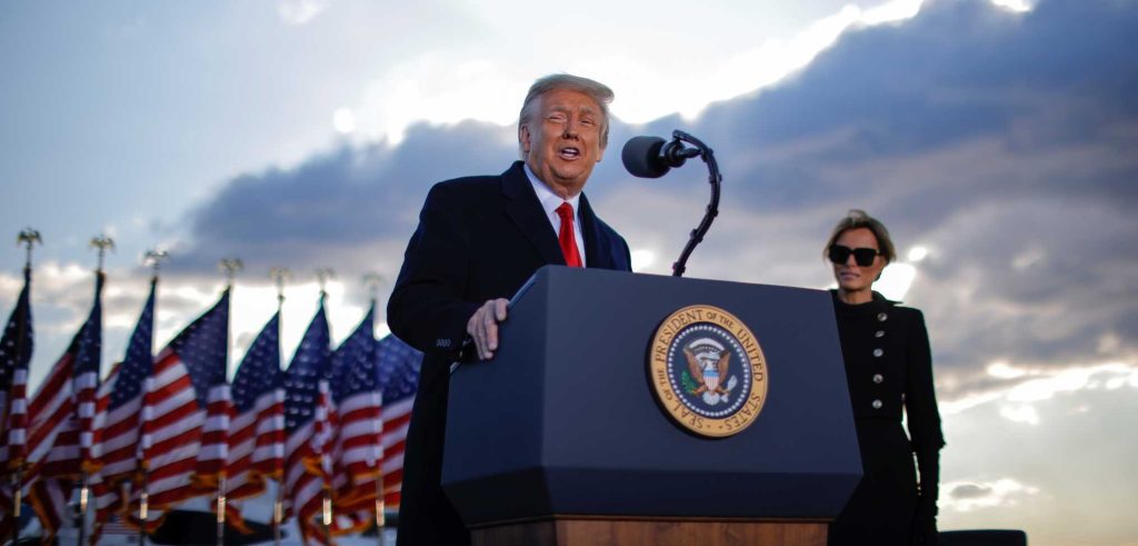 Συγκινητική η τελετή αποχώρησης του Ν.Τραμπ υπό τους ήχους του «My way» του Φ.Σινάτρα