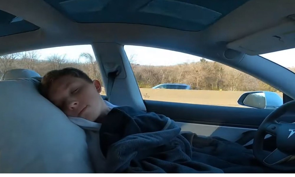 Τελικά η βλακεία δεν έχει όρια – Youtuber άφησε το τιμόνι καθ’ οδόν και κοιμήθηκε! (βίντεο)