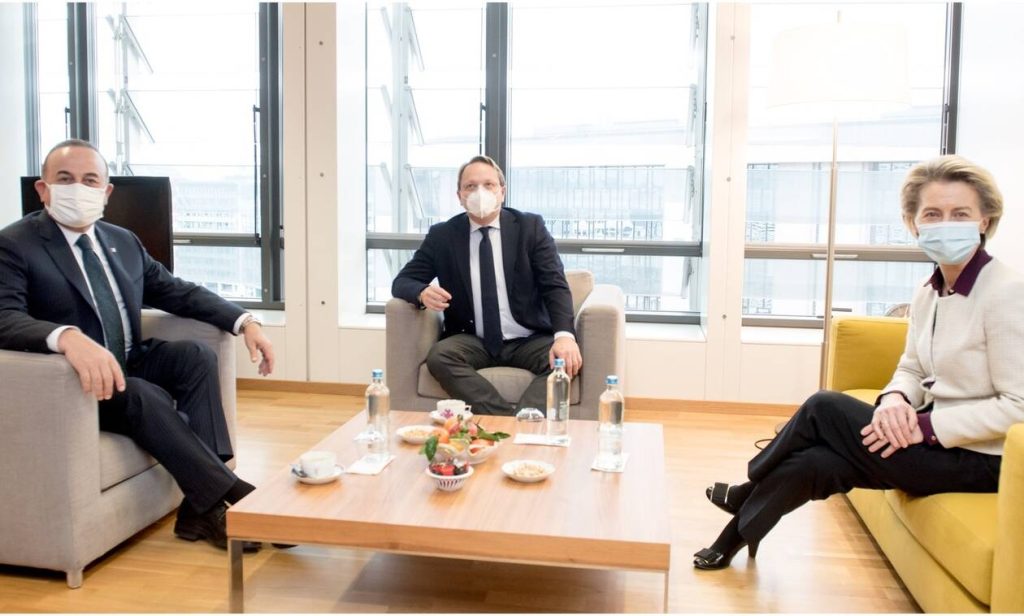 Συναντήθηκαν Φον ντερ Λάιεν – Τσαβούσογλου με την ΕΕ να καλεί για διάλογο