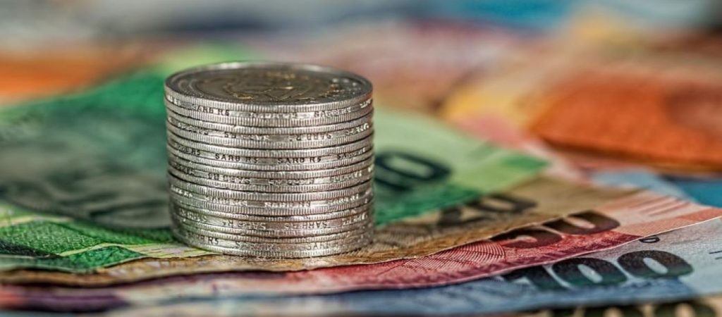 Εγγυημένα δάνεια: Τι αλλάζει με απόφαση Βεσυρόπουλου – 120 δόσεις από 20 ευρώ το μήνα