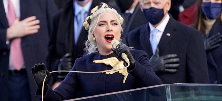 Lady Gaga: Το φιλί πάνω από τις μάσκες με τον Michael Polansky (φωτό)