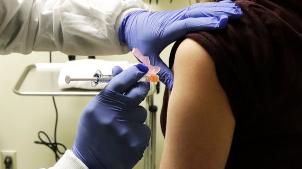 Σάλος στη Βρετανία: Νέοι βρήκαν τρόπο να εμβολιάζονται παίρνοντας τη σειρά από ηλικιωμένους