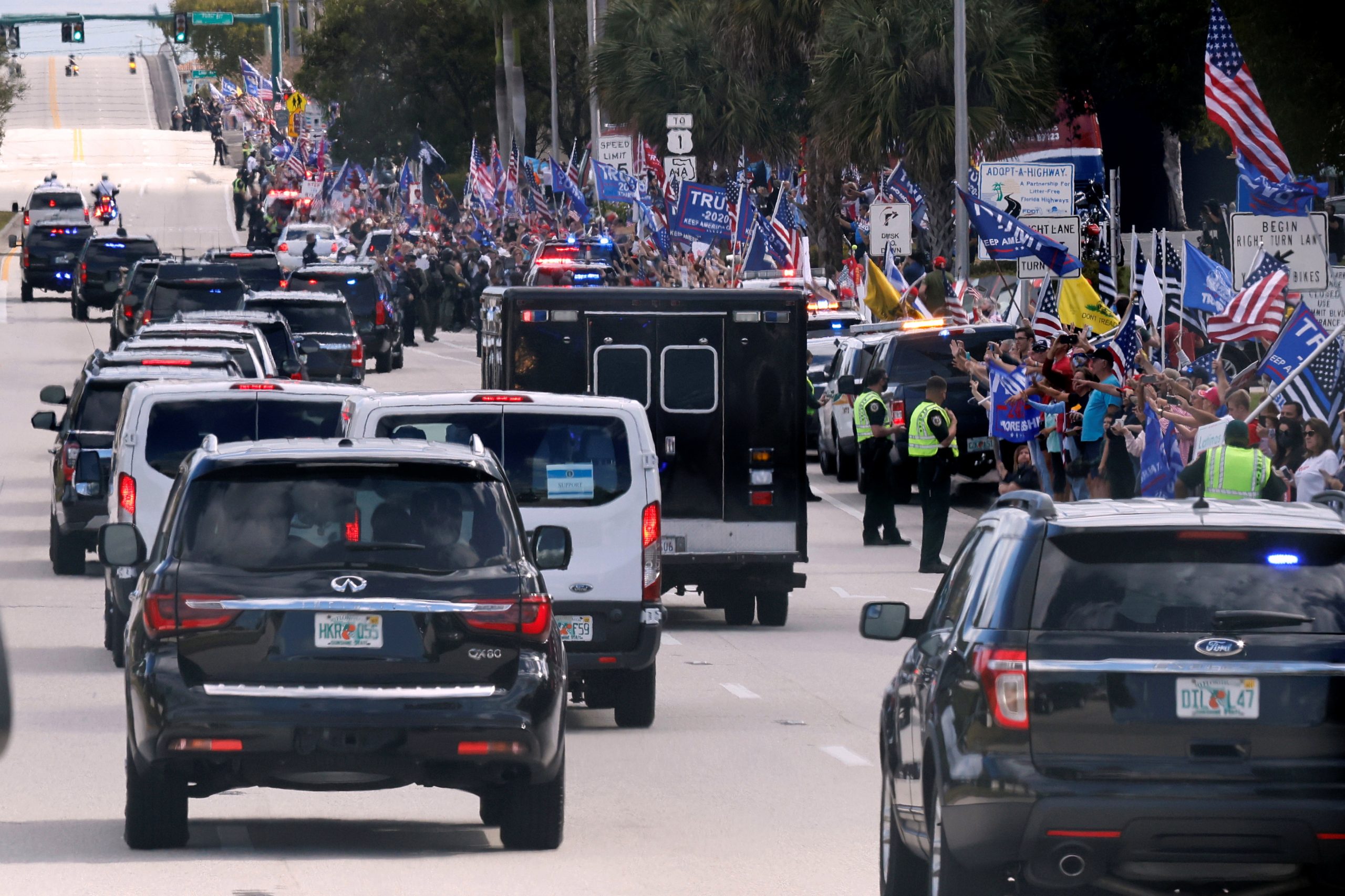 Χιλιάδες υποστηρικτές στους δρόμους περίμεναν τον Ντ.Τραμπ στη Φλόριντα – «Μνημόσυνο» θύμιζε η ορκωμοσία του Τ.Μπάιντεν
