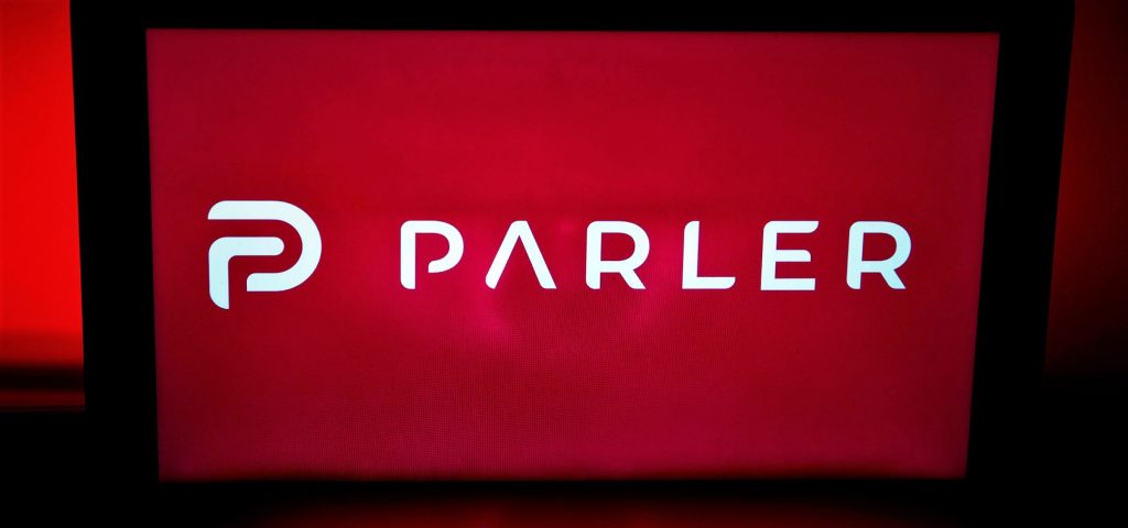 ΗΠΑ: Επέστρεψε το Parler στις οθόνες – Ο «δεξιός» αντίπαλος του «αριστερού» Twitter «γύρισε από το σκότος»