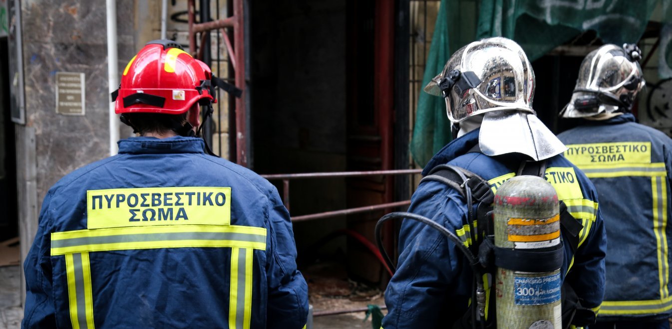 Σύνταγμα: Φωτιά σε εγκαταλελειμμένο κτίριο επί της οδού Φιλελλήνων