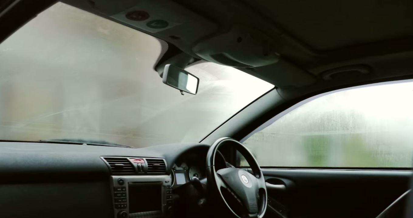 To κόλπο για να ξεθαμπώσουν πιο γρήγορα τα τζάμια του αυτοκινήτου όταν κάνει κρύο (βίντεο)