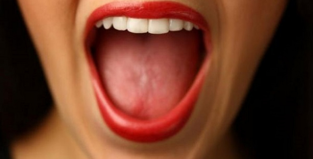 Για αυτό τον λόγο μυρίζει άσχημα το στόμα σου – Πώς θα το αντιμετωπίσεις