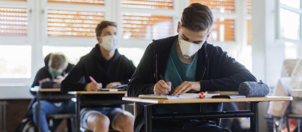 Σκέψεις για άνοιγμα Γυμνασίων και Λυκείων τον Φεβρουάριο – Άγνωστο το μέλλον της εστίασης