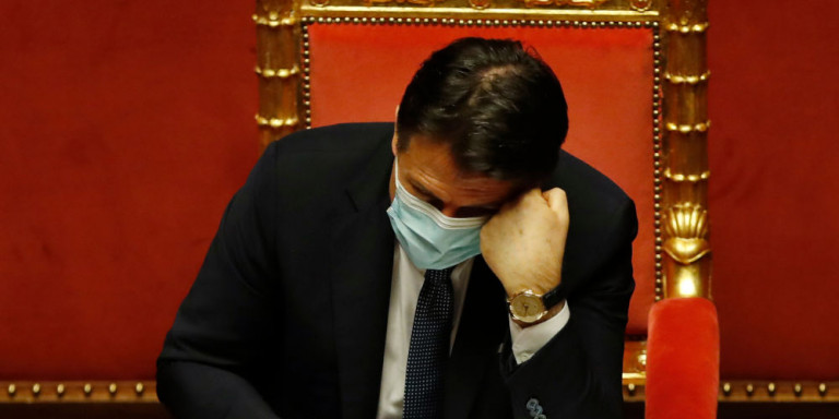 Ο Τζουζέπε Κόντε αναζητά τη στήριξη 5 γερουσιαστών για να συνεχίσει να κυβερνά στην Ιταλία