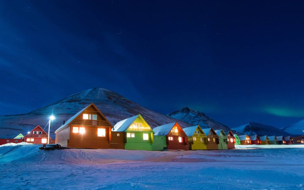 Αυτή είναι η πόλη που για τέσσερις μήνες δε βγαίνει ο ήλιος και… απαγορεύεται να πεθάνεις (βίντεο)