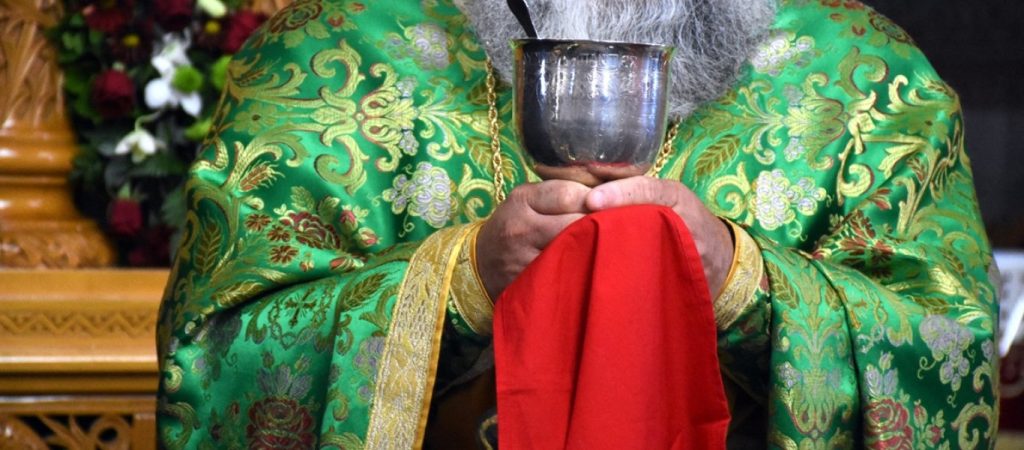 Τι πρέπει να κάνουμε αν πέσει η Θεία Κοινωνία;