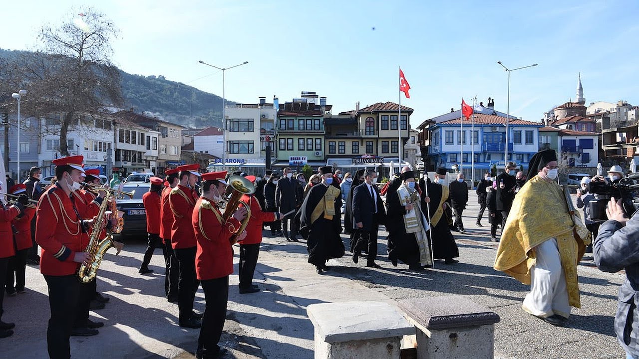 Στην Ελλάδα «κυνήγι» Χριστιανών – Στην Τουρκία μπάντα δήμου έπαιξε τον εθνικό ύμνο στον αγιασμό των υδάτων (βίντεο)
