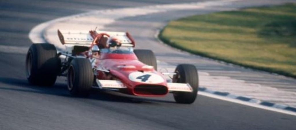O Lewis Hamilton στο μπάκετ της κλασικής Ferrari 312B του Paolo Barilla