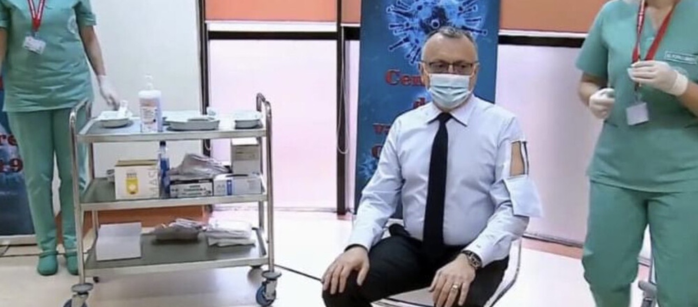 Εντυπωσιακή πατέντα από Ρουμάνο υπουργό με το πουκάμισο… εμβολιασμού (βίντεο)