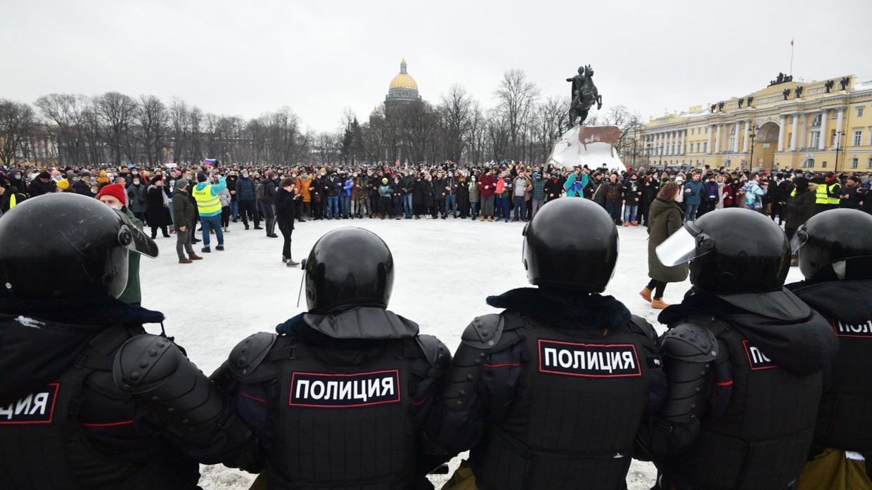 Ρωσία: Η στιγμή που άνδρας χτυπάει αστυνομικό και τον ρίχνει στο έδαφος σε διαδήλωση για τον Α.Ναβάλνι (βίντεο)