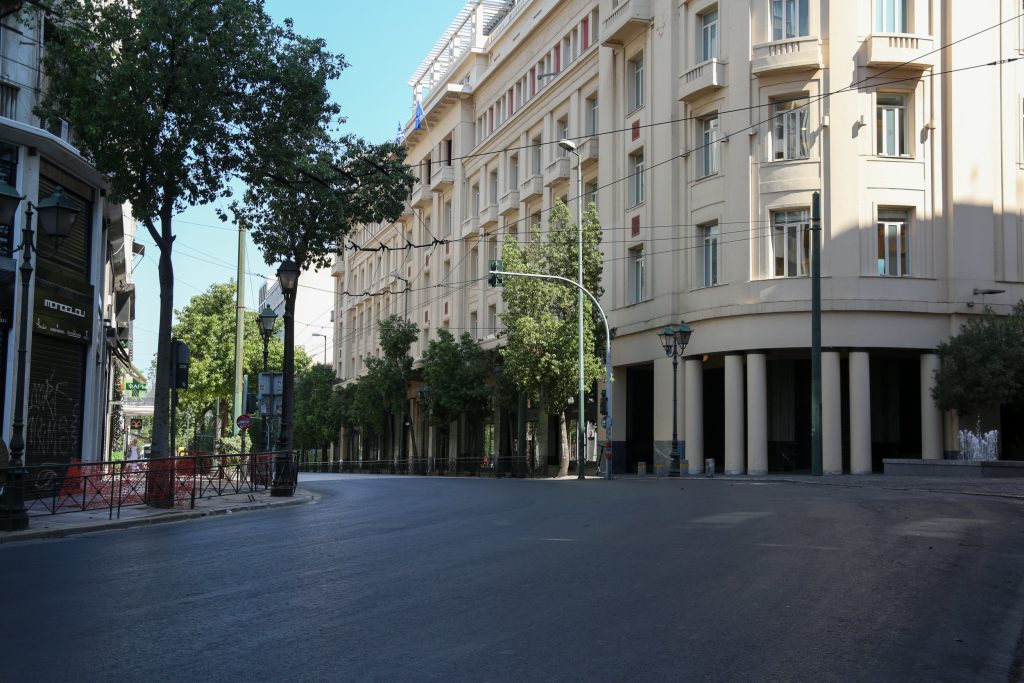 Οι ειδικοί «προειδοποιούν»: «Εάν υπάρξει πρόβλημα με τη μετάλλαξη ξανά κλείσιμο» – Ο κόσμος αντιδρά και δεν πληρώνει