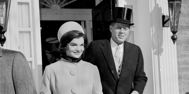 Η άγνωστη ιστορία πίσω από το σύνολο της Τζάκι Κένεντι στην ορκωμοσία του συζύγου της το 1961 (φωτό)