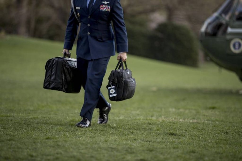 Το «Nuclear Football» βρίσκεται πλέον στα χέρια του Τ.Μπάιντεν – Τι περιλαμβάνει η βαλίτσα με τα πυρηνικά