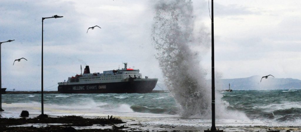 Ζάκυνθος: Δεμένα στο λιμάνι τα πλοία λόγω των θυελλωδών ανέμων