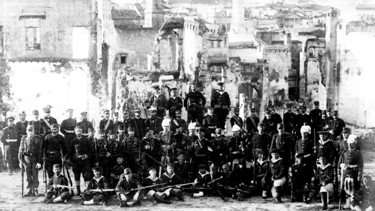 Ιανουάριος 1897: Οι σφαγές στην Κρήτη και η πυρπόληση των Χανίων με την ανοχή των Ευρωπαίων που… πόζαραν στα ερείπια!