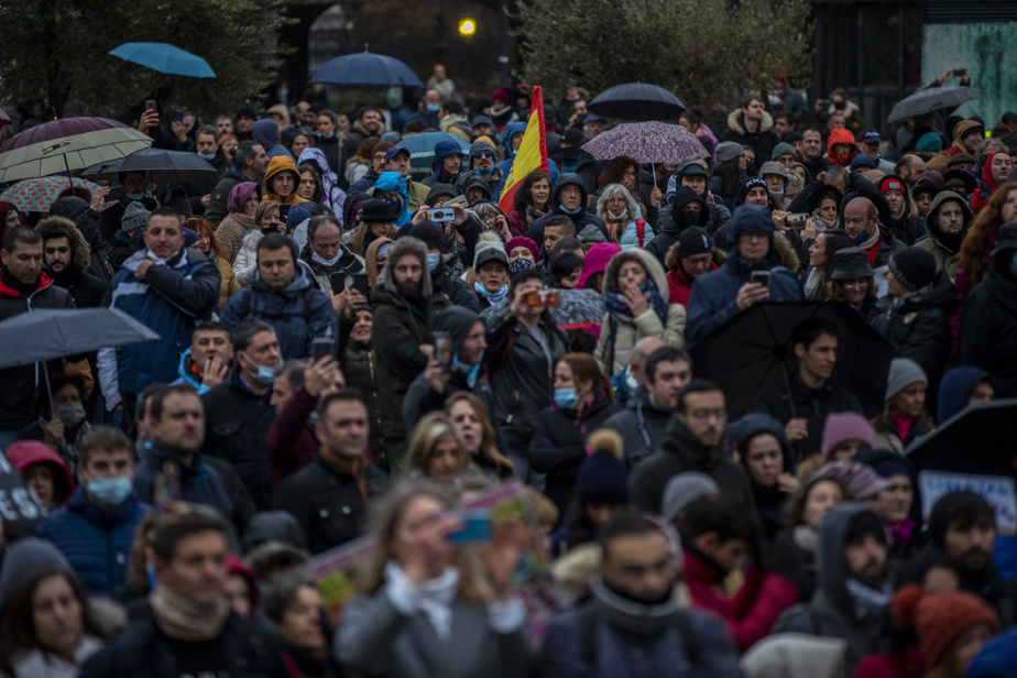 Ισπανική «εξέγερση» κατά της καραντίνας – Χιλιάδες πολίτες πλημμύρισαν τους δρόμους της Μαδρίτης φωνάζοντας «Ελευθερία»