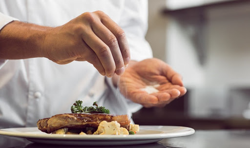 Σας έπεσε πολύ αλάτι στο φαγητό; – Να τι πρέπει να κάνετε!
