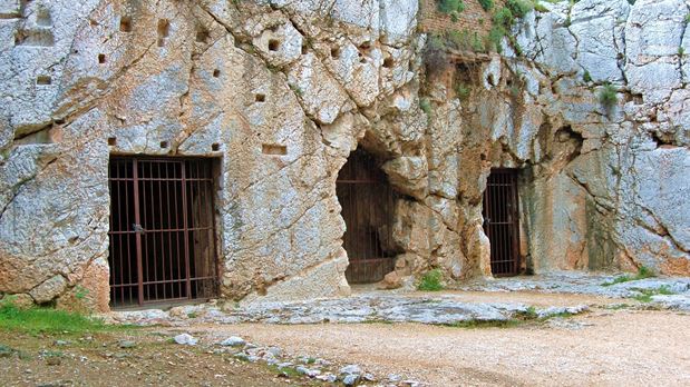 Η φυλακή του Σωκράτη: H άγνωστη σπηλιά της Αθήνας