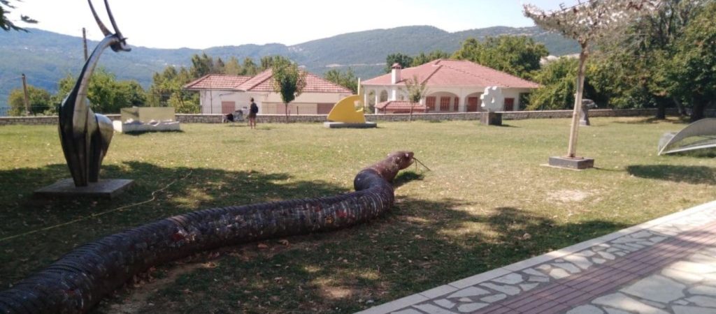 Το χωριό των Ιωαννίνων με την άγνωστη ιστορία γύρω από τα σιδερένια αγάλματα (φώτο)