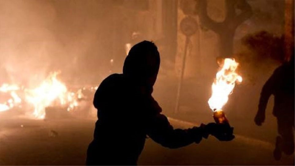 Θεσσαλονίκη: Πέταξαν βόμβα μολότοφ σε πιτσαρία – Φώναξαν «θα καείτε όλοι»
