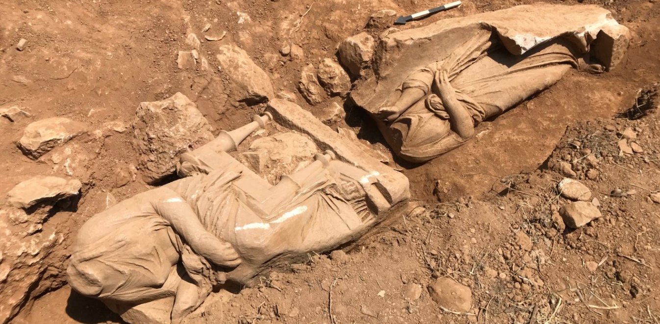 Μεγάλη ανακάλυψη στην Παιανία – Βρέθηκε επιτύμβιο μνημείο με δυο γυναικείες μορφές (φώτο)