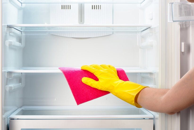 Δείτε πως θα καθαρίσετε σωστά το ψυγείο σας