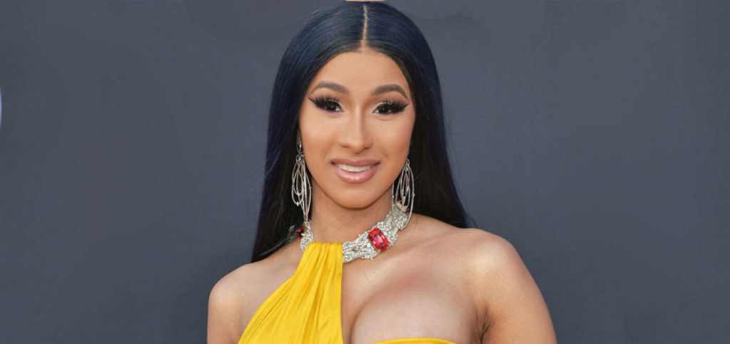 Cardi B: «Γδύθηκε» για… να πάει για ψώνια – Το φόρεμα που άφησε ελάχιστα στη φαντασία (φωτό)