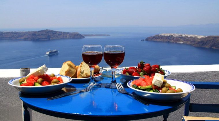 Αυτά είναι τα ελληνικά φαγητά που οι ξένοι θεωρούν… «παράξενα» (βίντεο)