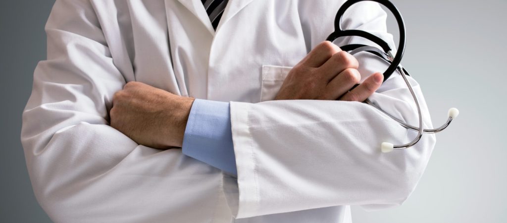 Συνελήφθησαν γιατρός και η συνεργάτιδα του για παράνομες συνταγογραφήσεις ναρκωτικών φαρμάκων