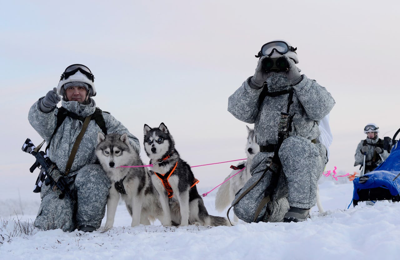 Δεν καταλαβαίνουν από κρύο οι Ρώσοι στρατιώτες – Εκπαιδεύονται στους -35 βαθμούς Κελσίου (φώτο)