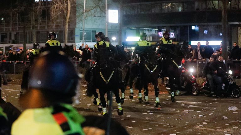 Φλέγεται η Ολλανδία: Εξαπλώνονται οι ταραχές εξαιτίας των απαγορεύσεων για τον κορωνοϊό