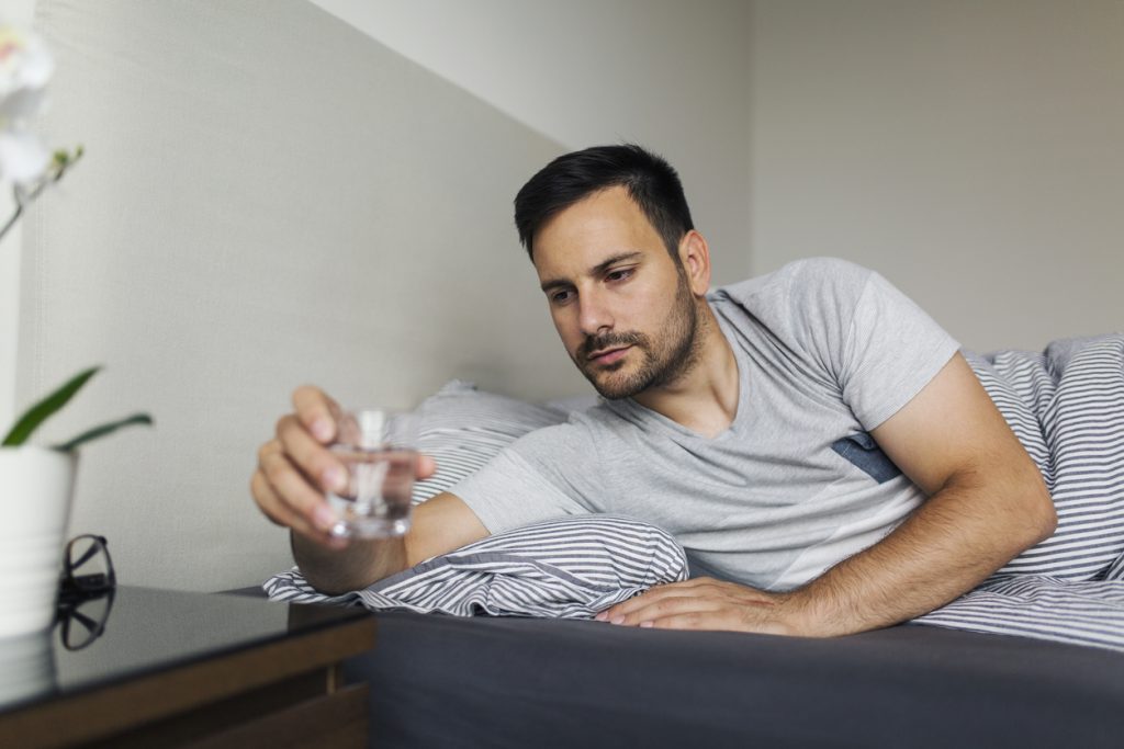 3+1 λόγοι για να σταματήσετε να αφήνετε ένα ποτήρι με νερό δίπλα στο κρεβάτι