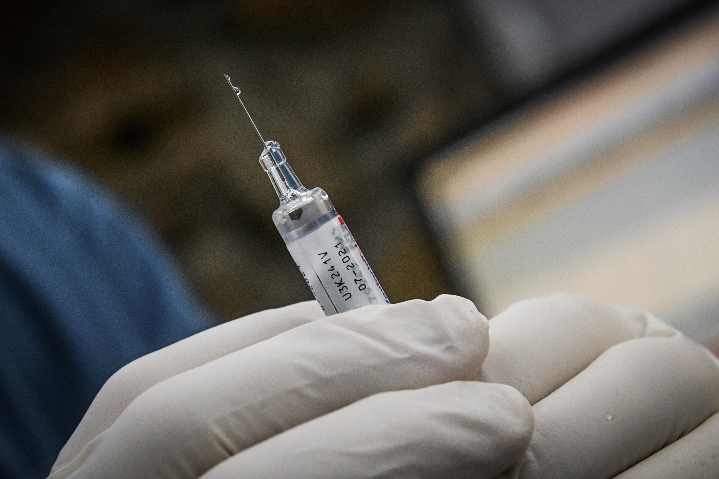Συνεχίζεται ο «πόλεμος» για τα εμβόλια: Η ΕΕ απειλεί με «μπλόκο» τις εξαγωγές της Pfizer στη Βρετανία