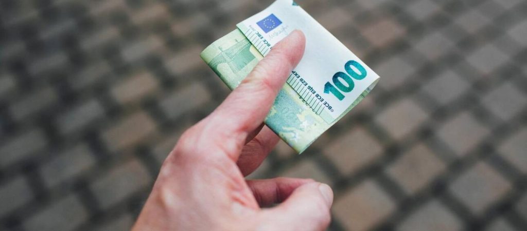 Δώρο Χριστουγέννων: Πότε θα καταβληθεί η τελευταία δόση σε όσους τέθηκαν σε αναστολή