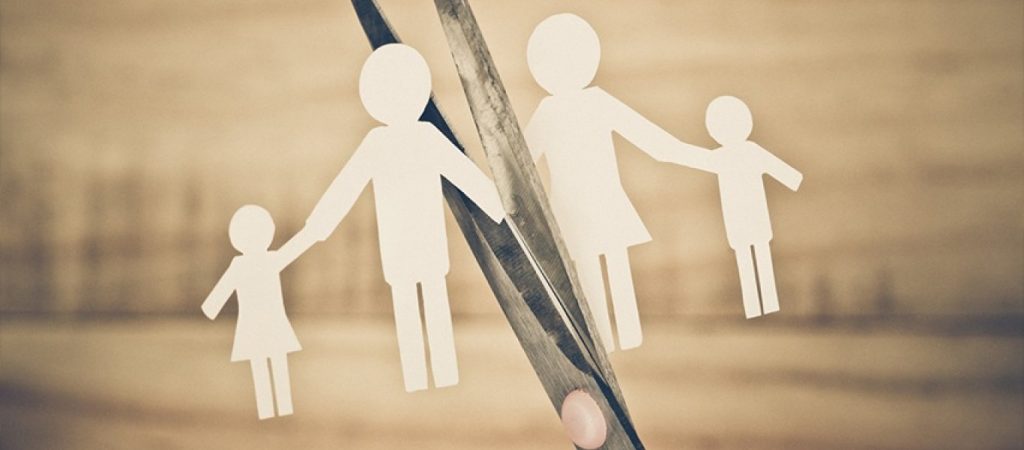 Αλλάζει το οικογενειακό δίκαιο: Το παιδί θα μπορεί να ζει 10 ημέρες το μήνα με τον γονέα που δεν έχει την επιμέλεια