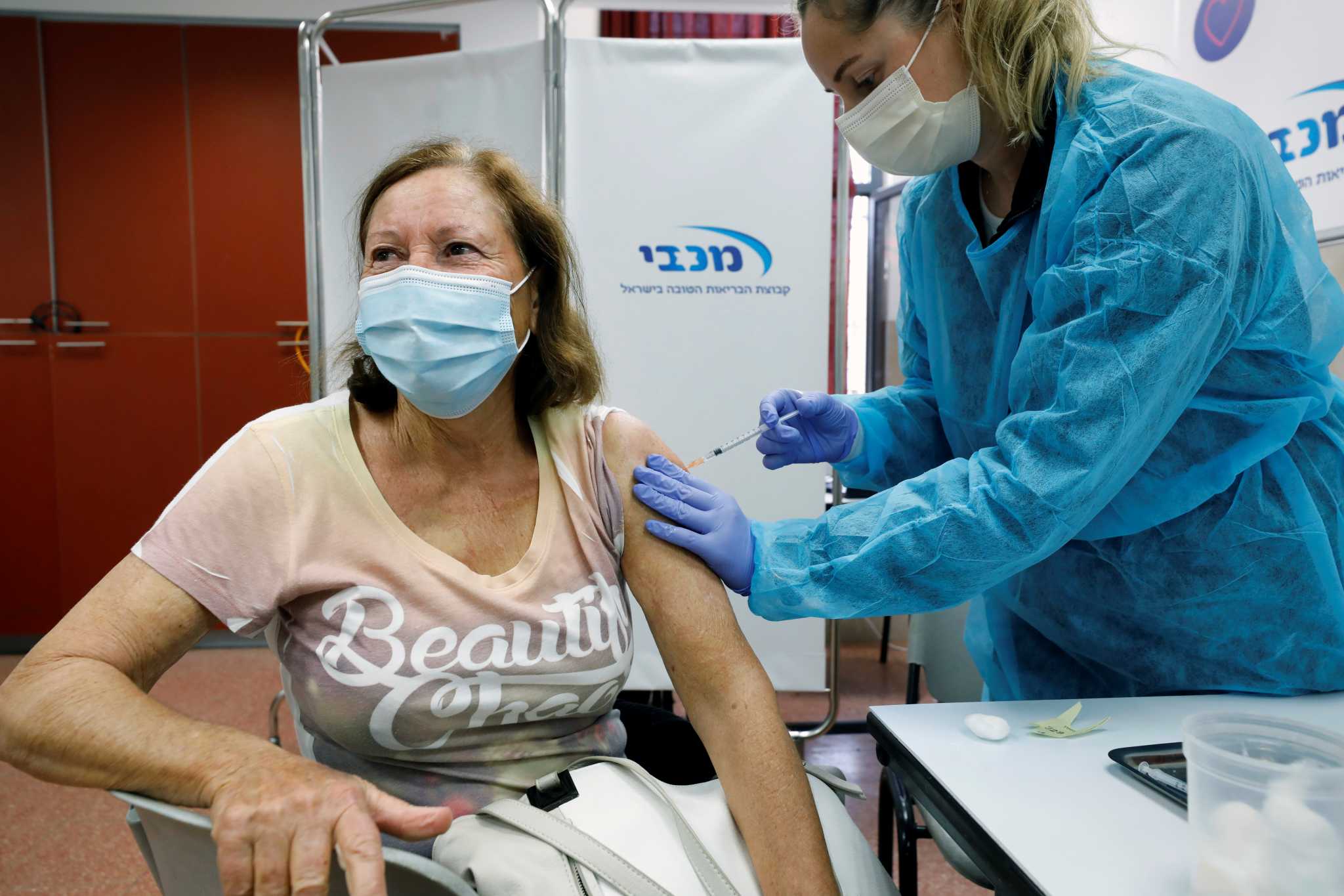 Το Ισραήλ έχει εμβολιάσει με τις δύο δόσεις το 6% του πληθυσμού – Αγωνία για τις μεταλλάξεις του κορωνοϊού