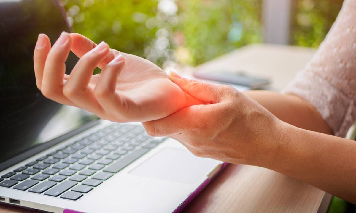 Δείτε πότε ο πόνος στο χέρι είναι σύνδρομο καρπιαίου σωλήνα – Τα συμπτώματα