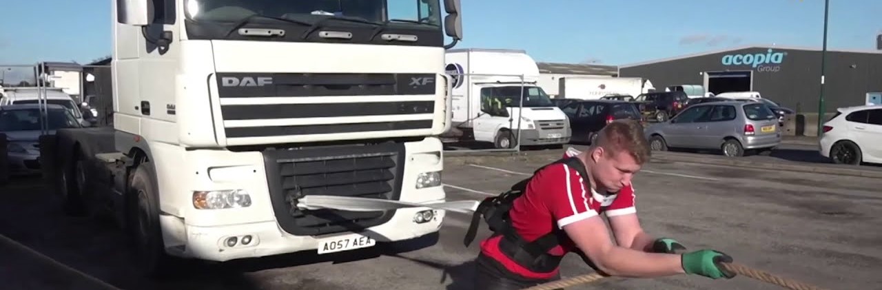 Βρετανία: 17χρονος μετακινεί φορτηγό οκτώ τόνων – Πίνει 14 λίτρα γάλα εβδομαδιαίως (βίντεο)