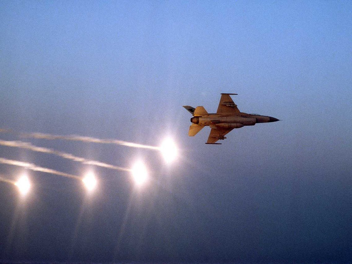 Πόλεμος στον Κόλπο: Αμερικανικό F-16 αντιμετωπίζει 6 βλήματα SAM και διαφεύγει!