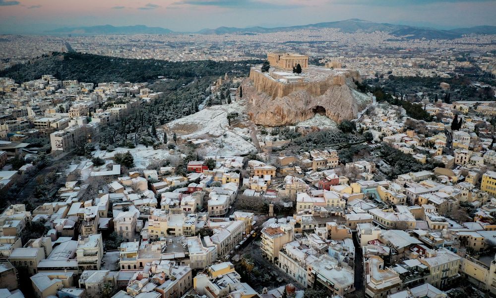 Νέος «κουβάς» μετεωρολόγων: Μόνο για χιονοθύελλα στο κέντρο της Αθήνας δεν είπαν & τελικά έπεσε χιονόνερο (βίντεο)