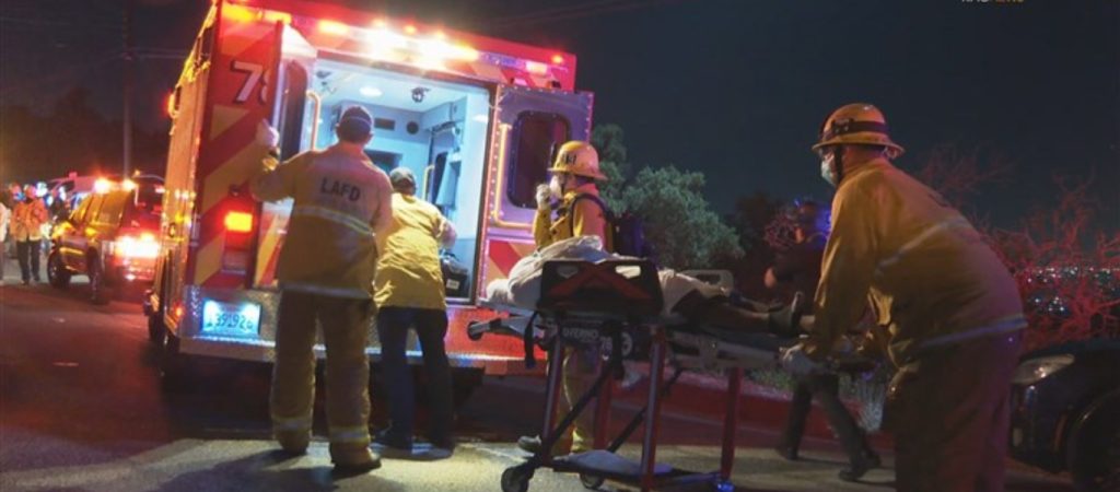 Συγκλονιστικό τροχαίο στο Λος Άντζελες – Mercedes έπεσε από γέφυρα και άρπαξε αμέσως φωτιά (βίντεο)