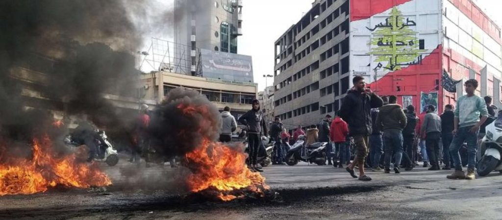 Λίβανος: Συγκρούσεις ανάμεσα σε διαδηλωτές και αστυνομία για τα περιοριστικά μέτρα (βίντεο)