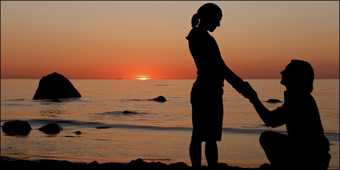 Το γνωρίζατε; – Γιατί ο άνδρας γονατίζει όταν κάνει πρόταση γάμου;