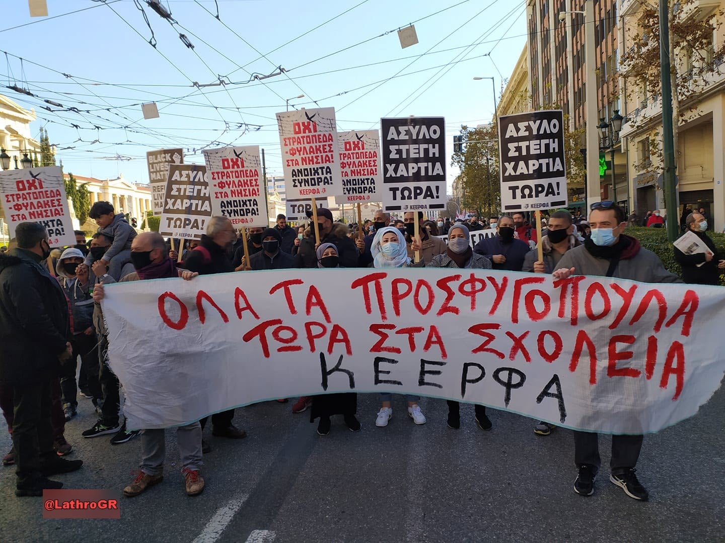 Διαδήλωσαν και… παράνομοι μετανάστες στην Αθήνα: Ζητούνε χαρτιά και δωρεάν παιδεία (βίντεο)
